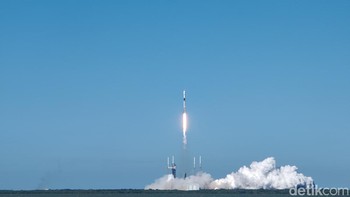 Satelit Merah Putih 2 diluncurkan ke luar angkasa menggunakan roket Falcon 9 buatan SpaceX. Diiringi dentuman dan suara gemuruh, satelit itu menuju ke ke atas diselimuti dengan asap putih. Foto: Fitraya Ramadhanny