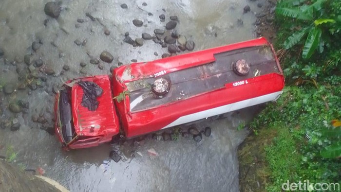 Sebuah mobil truk pengangkut BBM terjun bebas ke Sungai Glagah, Brebes, Rabu (21/2/2024).