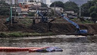 Pekerja mengoperasikan alat berat untuk mengeruk lumpur di Kanal Banjir Barat, Tanah Abang, Jakarta, Rabu (21/2/2024).