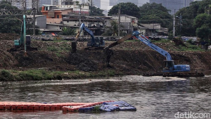 Sedimentasi Kanal Banjir Barat Saat Musim Hujan Proses pendangkalan sungai akibat lumpur (sedimentasi) meningkat saat musim penghujan. Pengerukan sungai pun terus dilakukan untuk mencegah banjir.