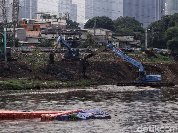 Sedimentasi Kanal Banjir Barat Saat Musim Hujan