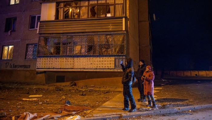 Serangan Rudal Rusia Hantam Permukiman di Kramatorsk, 6 Orang Luka-luka Firefighters work at the site of a Russian missile strike that hit a water purifying station amid Russia's attack on Ukraine, in Kramatorsk, Ukraine, February 20, 2024. REUTERS/Thomas Peter