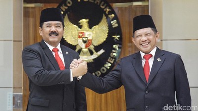 Potret Hadi Tjahjanto Terima Jabatan Menko Polhukam dari Tito Karnavian