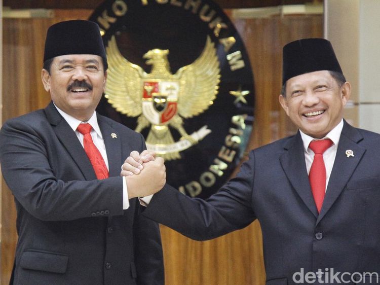 Potret Hadi Tjahjanto Terima Jabatan Menko Polhukam dari Tito Karnavian
