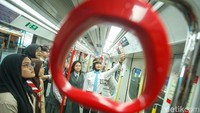 Direktur Dukungan Bisnis PT Jakarta Propertindo (Perseroda) Solihin, Kepala Bidang Usaha Infrastruktur, Pariwisata, dan Kawasan BP BUMD Provinsi DKI Jakarta Budi Purnama, Direktur Utama PT LRT Jakarta Hendri Saputra, Ketua DPRD Komisi B Provinsi DKI Jakarta Ismail, dan Sekretaris Dinas Pendidikan Provinsi DKI Jakarta Taga Radjagah, menekan tombol tanda kick off program Link and Match di Stasiun Velodrome, Jakarta, Rabu (21/2/2024).