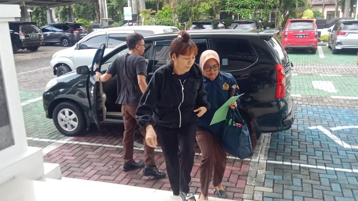 Shopia Loretta Hutabarat (48) terpidana kasus pencucian uang ditangkap tim Kejagung dan Kejaksaan Negeri Kabupaten Magelang, Selasa (20/2/2024).