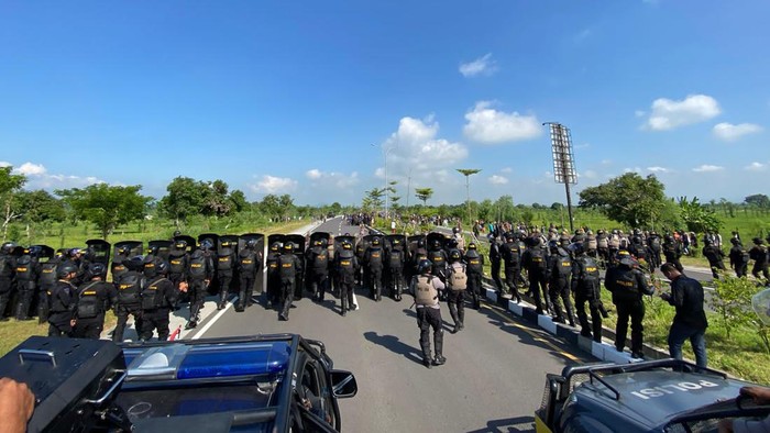Situasi pengaman aparat saat insiden bentrokan susulan nyaris pecah di Jalan bypass BIL-Mandalika, Selasa (20/2/2024). (Dok Polres Lombok Tengah).