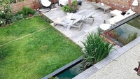 Memiliki halaman rumah yang luas sangat menguntungkan bagi pemilik rumah yang menginginkan taman belakang yang memiliki area bersantai di luar ruangan. Lihat tampilan taman belakang ini setelah direnovasi. Foto: beforeafter.design via boredpanda.com