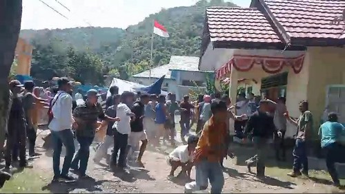Tangkap layar video warga masuk dan merusak kantor Camat Huu, Dompu, Rabu (21/2/2024). (Istimewa)