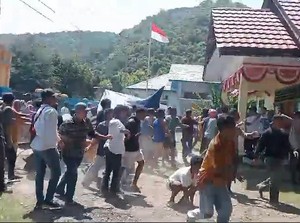 Minta PSU, Warga Rusak Kantor Camat Huu Dompu