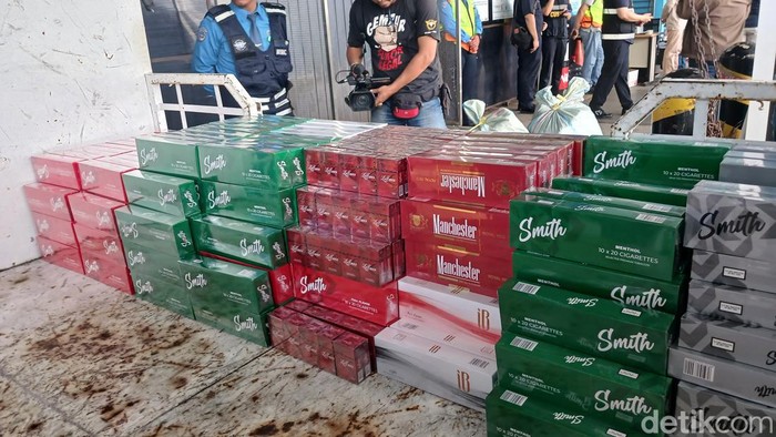 Tim gabungan pengamanan Bandara SMB II gagalkan penerbangan pengiriman rokok ilegal.