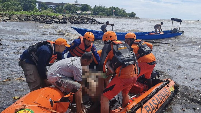 Tim SAR gabungan saat evakuasi nelayan tenggelam di Padang, Sumbar. (dok. Kantor SAR Padang)