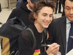 Timothee Chalamet Dikerumuni Fans Korea, Mendadak Fansign di Bandara dan Kafe