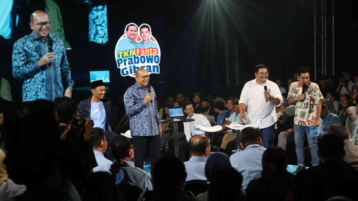 Ketua TKN Prabowo-Gibran Rosan Roeslani dan  Ketua TKN Fanta  Arief Rosyid hadir dalam acara Syukuran Kemenangan Orang Muda di Pos Bloc, Jakarta, Rabu (21/2/2024).