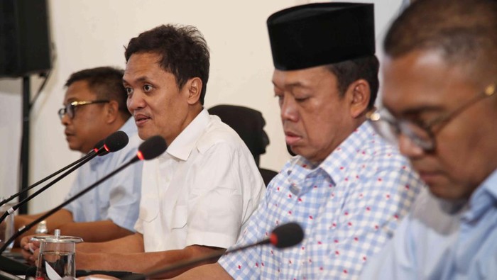TKN Sebut Saksi Prabowo-Gibran jadi Korban Penganiayaan di Tapanuli Tengah Wakil Ketua Tim Kampanye Nasional (TKN) Prabowo-Gibran, Habiburokhman bersama Sekretaris TKN Prabowo-Gibran Nusron Wahid dan Wakil Komandan Alpha TKN Fritz Edward Siregar memberikan pernyataan kepada media terkait dugaan kecurangan dan tindakan kekerasan Pemilu di Media Center Prabowo-Gibran, Jakarta, Rabu (21/2/2024).