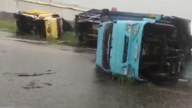 Truk bergulingan di kawasan industri yang terletak di Jalan Raya Bandung-Garut