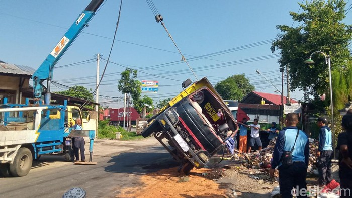 Truk sampah terguling di jalan Karangwuni-Pedan, Desa Cetan, Kecamatan Ceper, Klaten.