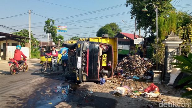 Truk sampah terguling di jalan Karangwuni-Pedan, Desa Cetan, Kecamatan Ceper, Klaten.