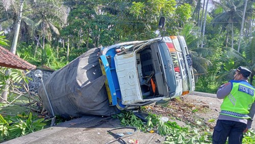 Truk terguling di Jalan Nasional Denpasar-Gilimanuk, Rabu (21/2/2024).