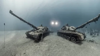 Pemenang kategori bangkai kapal: Martin Broen (AS). Pemandangan menakjubkan ini merupakan bagian dari kompetisi foto yang berlangsung di Aqaba, Yordania. Tank-tank tersebut merupakan bagian dari museum militer bawah air di mana mesin-mesin ditenggelamkan hingga kedalaman 15 hingga 28m dan diposisikan dalam formasi pertempuran Foto: Underwater Photographer of the Year