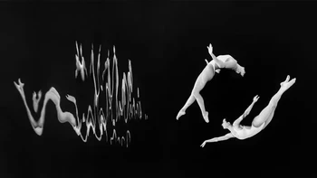 Pemenang kategori Hitam Putih: Jasmine Skye Smith (Australia). Latihan tim renang tersinkronisasi di kolam selam di Perth, Australia. Foto: Underwater Photographer of the Year