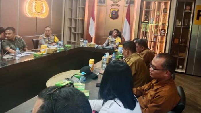 Unggahan Wakapolda kumpulkan kepada desa dan camat. Foto: @BosPurwa/X
