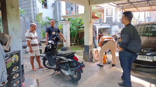 Unit Reskrim Polsek Tabanan melakukan penyelidikan di rumah korban curanmor, Desa Dauh Peken, Tabanan, Bali, Rabu (21/2/2024) siang. (Dok Polsek Tabanan)