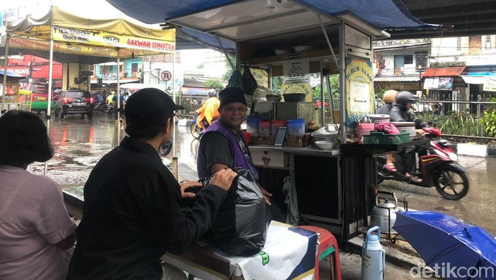 Upsmani Almurosyid Bajuri, pedagang bubur di Kiaracondong, Kota Bandung.