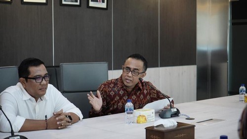 Walkot Denpasar I Gusti Ngurah Jaya Negara menemui Dirjen Migas Kementerian ESDM Tutuka Ariadji di Jakarta, Rabu (21/2/2024). (Dok Pemkot Denpasar)