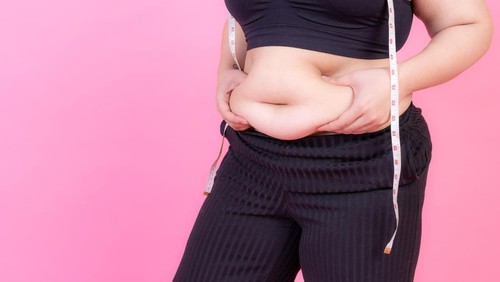 Wanita gemuk, kelebihan berat badan, meremas lemak perut , gaya hidup wanita, lemak di perut. (Freepik)