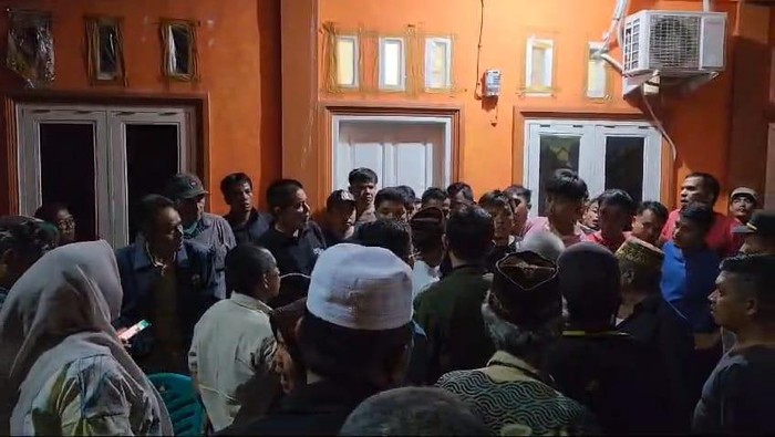 Warga saat menggeruduk kos yang diduga tempat prostitusi di Sidimpuan. (Dok. Istimewa)