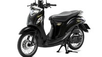 Yamaha Fino final edition hadir dengan warna hitam dengan emblem dan logo emas. Bagian jok juga didesain lebih mewah juga menarik dengan motif jahitan. Mempermanis tampilan, ada sentuhan warna chrome di bagian headlamp dan juga behel belakang. Foto: Yamaha Thailand
