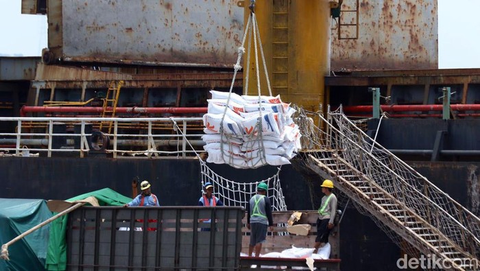 Kapal berbendera Thailand sandar di Pelabuhan Tanjungwangi, Banyuwangi. Kapal itu mengangkut 15 ribu ton beras impor asal Thailand, Kamis (22/2/2024).