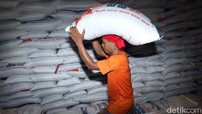 Kapal berbendera Thailand sandar di Pelabuhan Tanjungwangi, Banyuwangi. Kapal itu mengangkut 15 ribu ton beras impor asal Thailand, Kamis (22/2/2024).