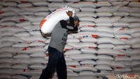 Rencananya 13 ribu ton beras impor tersebut akan dikirim ke NTT secara bertahap.