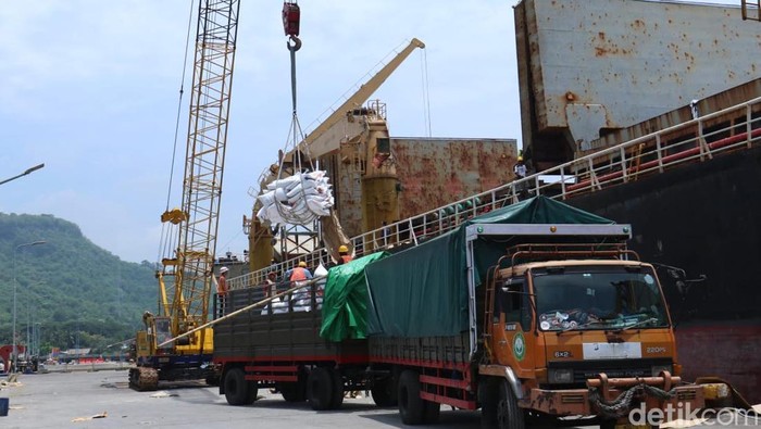 15 Ribu Ton Beras Impor Thailand Tiba di Banyuwangi Kapal berbendera Thailand sandar di Pelabuhan Tanjungwangi, Banyuwangi. Kapal itu mengangkut 15 ribu ton beras impor asal Thailand, Kamis (22/2/2024).