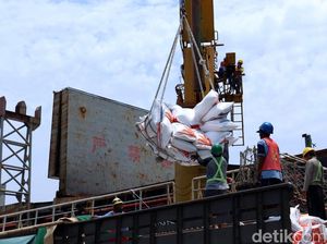 15 Ribu Ton Beras Impor Thailand Tiba di Banyuwangi