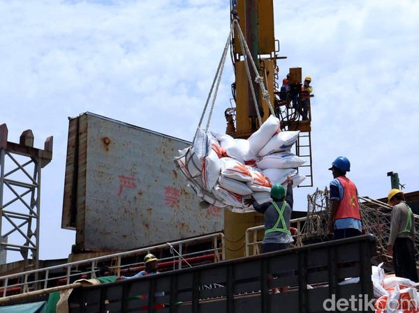 15 Ribu Ton Beras Impor Thailand Tiba di Banyuwangi