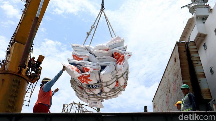 Kapal berbendera Thailand sandar di Pelabuhan Tanjungwangi, Banyuwangi. Kapal itu mengangkut 15 ribu ton beras impor asal Thailand, Kamis (22/2/2024).