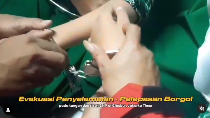 2 Tangan siswi SMP di Jaktim terkunci borgol.(Dok.@humasjakfire)