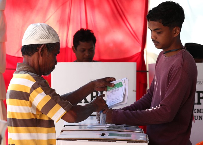 Warga memasukan surat suara pada pelaksanaan Pemungutan Suara Ulang (PSU) Pemilu 2024 di TPS 002, Desa Mesjid, Kecamatan Bandar Baru, Kabupaten Pidie Jaya, Aceh, Kamis (22/2/2024). Lembaga penyelenggara Pemilu Provinsi Aceh telah menetapkan 18 TPS di sembilan kabupaten/kota untuk melaksanakan PSU karena ditemukan pelanggaran pada pemungutan suara 14 Februari lalu. ANTARA FOTO/Irwansyah Putra/aww.