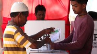 Sementara di Banda Aceh, PSU dilakukan di TPS 03 Desa Gampong Keuramat Kecamatan Kuta Alam. Di TPS tersebut, terdapat seorang wanita membawa 10 surat suara yang sudah tercoblos ke TPS dan memasukkannya ke dalam kotak suara.  
