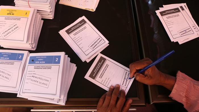 Warga memasukan surat suara pada pelaksanaan Pemungutan Suara Ulang (PSU) Pemilu 2024 di TPS 002, Desa Mesjid, Kecamatan Bandar Baru, Kabupaten Pidie Jaya, Aceh, Kamis (22/2/2024). Lembaga penyelenggara Pemilu Provinsi Aceh telah menetapkan 18 TPS di sembilan kabupaten/kota untuk melaksanakan PSU karena ditemukan pelanggaran pada pemungutan suara 14 Februari lalu. ANTARA FOTO/Irwansyah Putra/aww.
