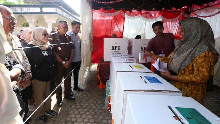 Ada Pelanggaran, 16 TPS di Banda Aceh Gelar Pemungutan Suara Ulang Warga memasukan surat suara pada pelaksanaan Pemungutan Suara Ulang (PSU) Pemilu 2024 di TPS 002, Desa Mesjid, Kecamatan Bandar Baru, Kabupaten Pidie Jaya, Aceh, Kamis (22/2/2024). Lembaga penyelenggara Pemilu Provinsi Aceh telah menetapkan 18 TPS di sembilan kabupaten/kota untuk melaksanakan PSU karena ditemukan pelanggaran pada pemungutan suara 14 Februari lalu. ANTARA FOTO/Irwansyah Putra/aww.