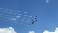 Atraksi dari pesawat-pesawat Angkatan Udara Singapura, Indonesia, Korea dan India menjadi salah satu sajian hiburan.  