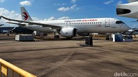 Airbus A350-1000 XWB dan pesawat Comac C919 buatan Tiongkok juga memamerkan keahlian terbang di langit Singapura.  