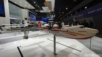Singapore Airshow diadakan di Changi Exhibition Centre sampai 25 Februari ini, Edisi kesembilan Singapore Airshow diikuti oleh pemain penting di industri penerbangan dan pertahanan global seperti Airbus, Boeing, Embraer, Pratt & Whitney, Dassault, Thales, Saab dan ST Engineering.