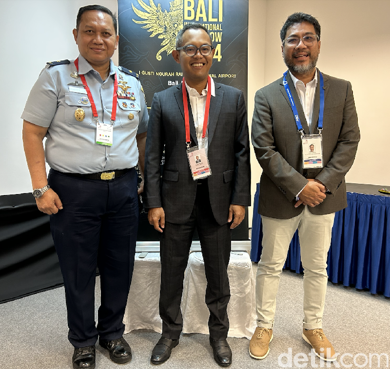Kepala Dinas Penerangan TNI Angkatan Udara (Kadispenau), Marsekal Pertama Agung Sasongko Jati (kiri) bersama Deputi Bidang Kedaulatan Maritim dan Energi Kementerian Koordinator Maritim dan Investasi Jodi Mahardi (tengah) dan Chief Operating Officer PT Inaro Tujuh Belas Seno Adhi Damono ditemui di Singapore Airshow.