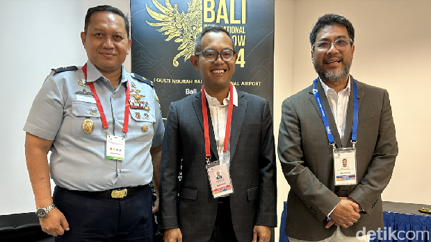 Kepala Dinas Penerangan TNI Angkatan Udara (Kadispenau), Marsekal Pertama Agung Sasongko Jati (kiri) bersama Deputi Bidang Kedaulatan Maritim dan Energi Kementerian Koordinator Maritim dan Investasi Jodi Mahardi (tengah) dan Chief Operating Officer PT Inaro Tujuh Belas Seno Adhi Damono ditemui di Singapore Airshow.