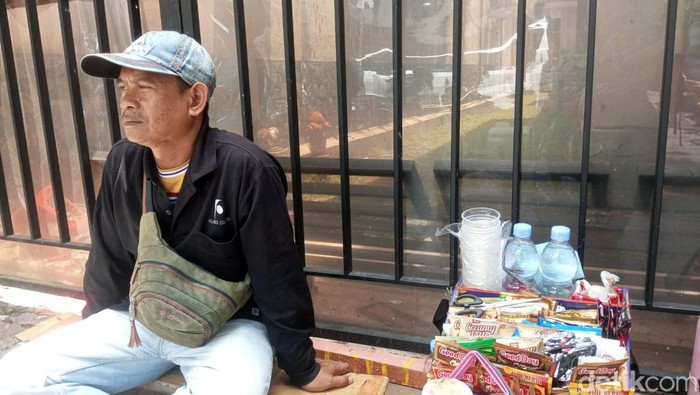Agus, Penjual Starling Di Pinggir Jalan Braga